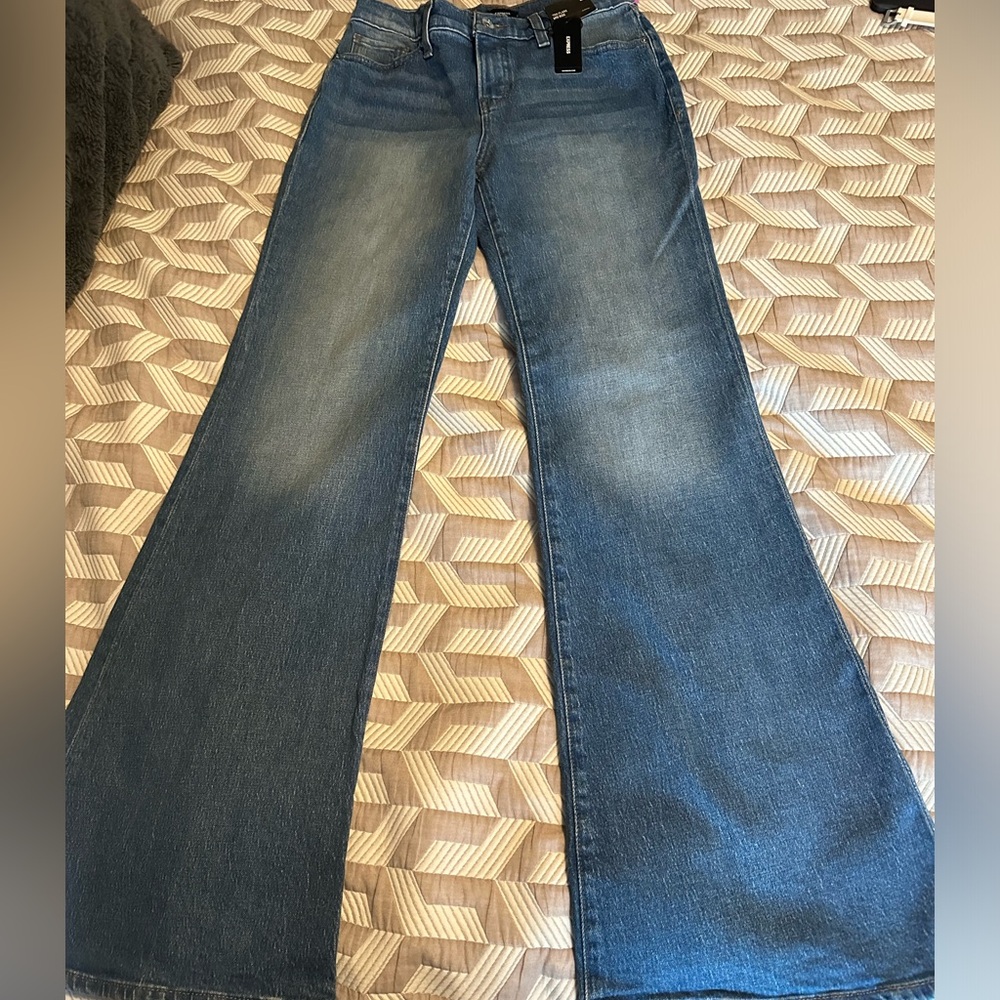 Express Women's Washed Denim Mid Rise 70's Flare Leg Jeans Size 2R NEW